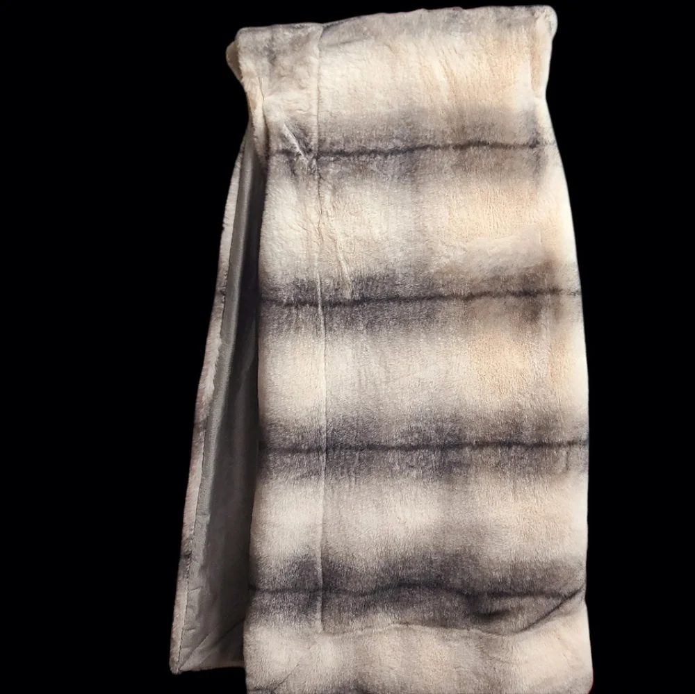 Max Studio Faux Fur Chinchilla Print Thick Plush Luxury Throw Blanket Decor NEW